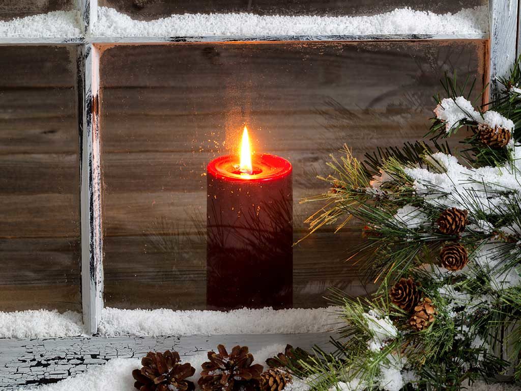 West End News - Candle in window -© tab62 / Adobe Stock