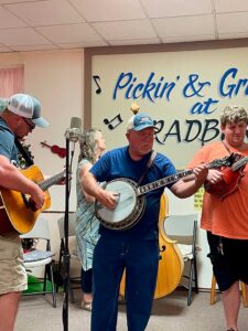 Pickin' & Grinnin' musicians playing guitar, banjo and mandolin